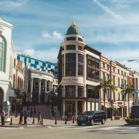 Reach the luxury shops of Rodeo Drive in fifteen minutes by car