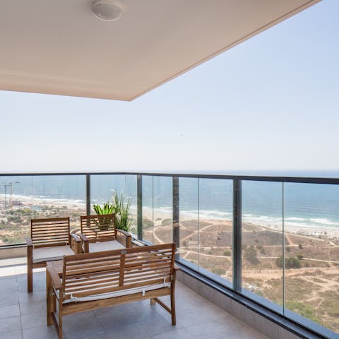 Gather on the balcony with your loved ones for a refreshing mint lemonade