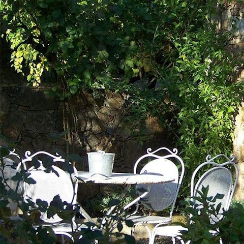 Sit out in the peaceful patio area and share your morning breakfast with the birds