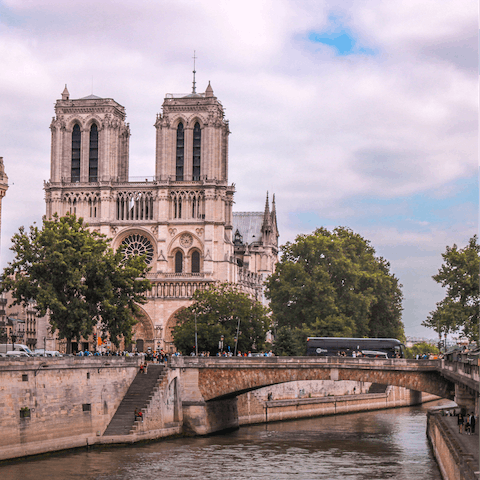 Discover the French Gothic architecture of the Notre Dame cathedral