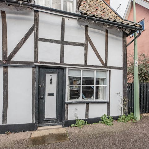 Stay in a charming English cottage in the market town of Framlingham 