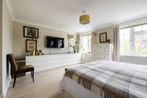 Kew Gardens Retreat image 8