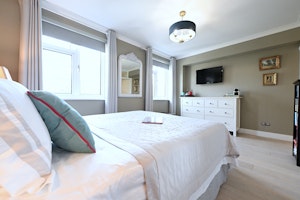 Kew Gardens Retreat image 2
