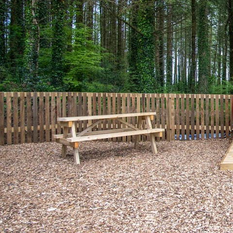 Tuck in to barbecue dinners on the outdoor picnic bench while breathing in the fresh woodland air
