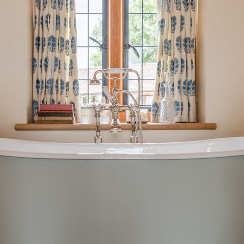 Sink into the depths of the free–standing bath & enjoy a moment of rest and relaxation