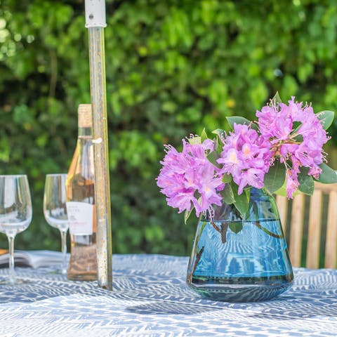 Gather around the table for heartwarming evenings in this Wiltshire cottage