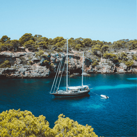 Explore the island of Mallorca, from your countryside base – a thirteen-minute drive away from Inka 