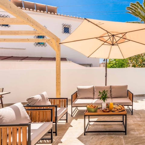 Spend your days outside – choose from the pool terrace, balcony and covered corners when you need the shade