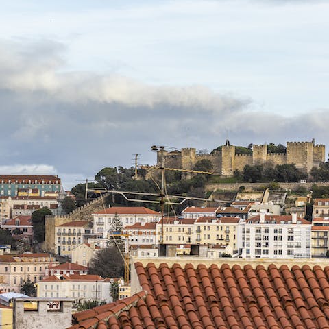 Throw open your windows to soak up views of São Jorge Castle
