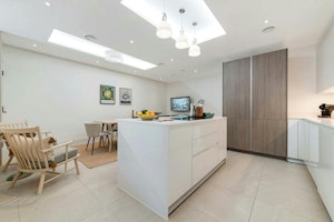 Lady Belgravia image 6