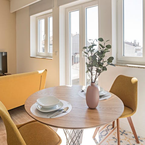 Savour a tasty francesinha sandwich at your dining table in the light-filled living space