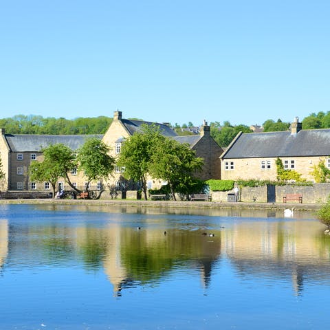 Stay close to the picturesque home of the Bakewell pudding