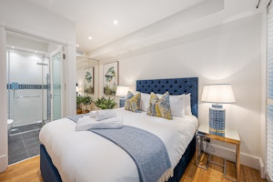 Knightsbridge Charm image 9