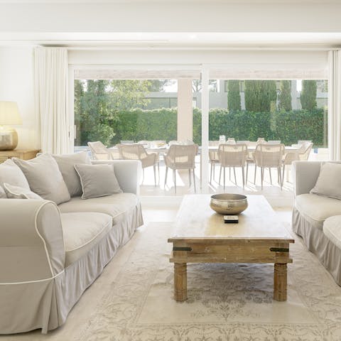 Choose between one of two sunny living rooms and let the group spread out