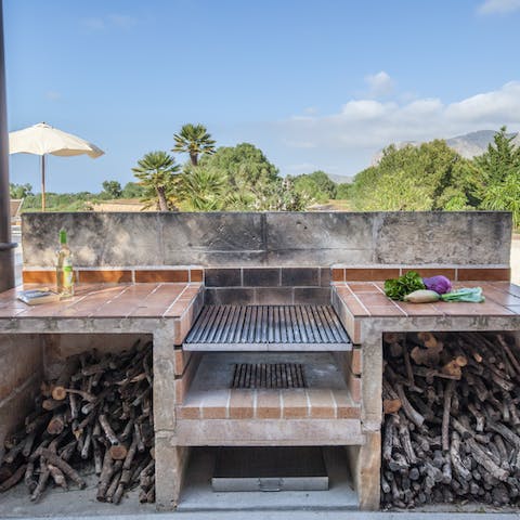 Show off your culinary skills on the impressively sized barbecue