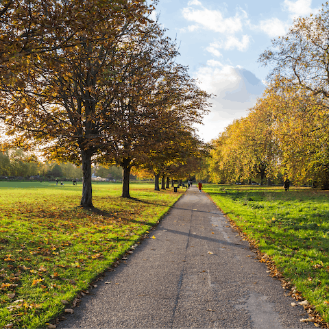 Reach the green expanse of Hyde Park in three minutes on foot