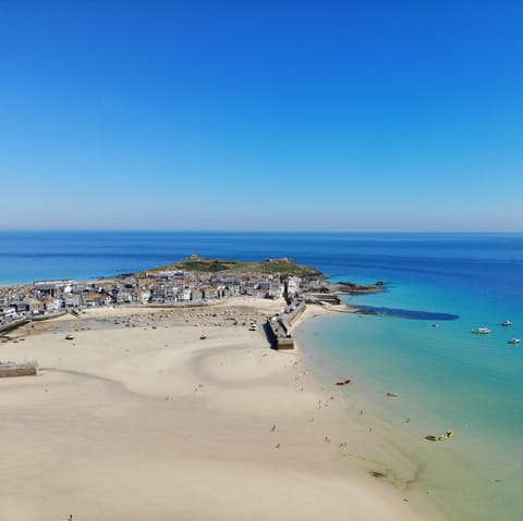 Make the most of your incredible central St Ives location, just yards from Porthmeor beach and the Tate gallery