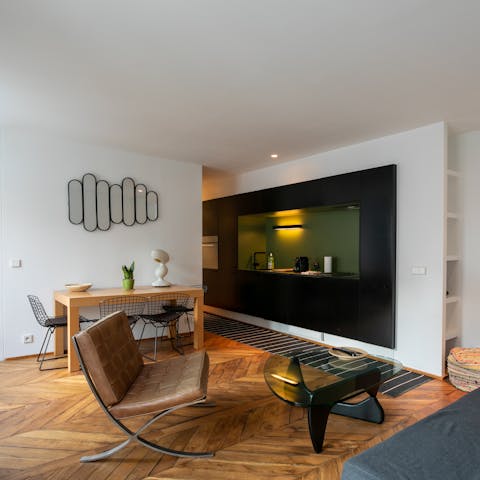Relax in this stylish, contemporary apartment in between sightseeing