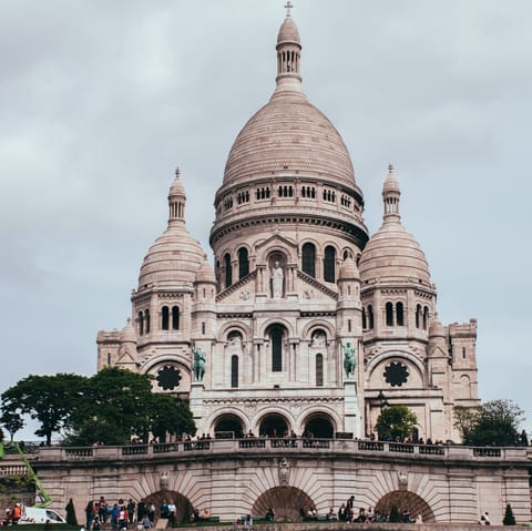 Discover the Sacre Coeur and the district of Montmartre, just a fifteen-minute stroll away 