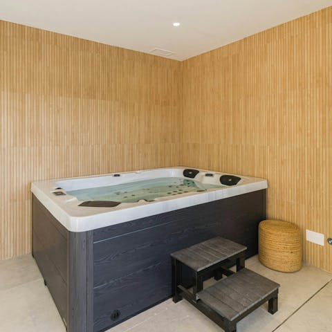 Savour total relaxation in the private Jacuzzi