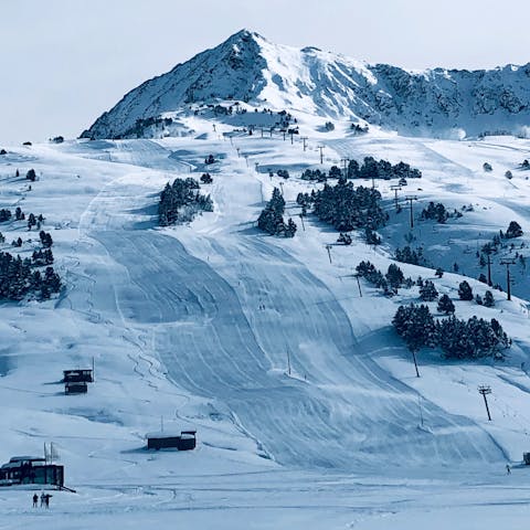 Hit the slopes of the Baqueira-Beret ski resort – the cable car is nearby