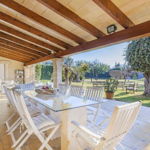 Dine alfresco with quality food fresh from the barbecue, and lush views of the gardens and decor