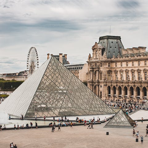 Sightsee around Paris with ease – the Louvre is twenty minutes on foot