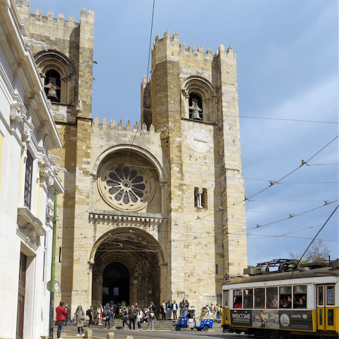 Stay right next to the iconic Sé de Lisboa Cathedral 