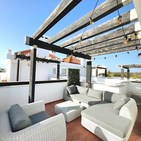Soak up the sunshine with a glass of wine on your furnished roof terrace
