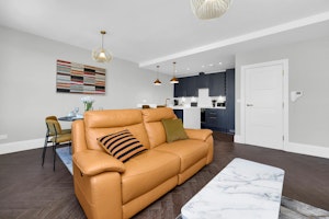 East London Retreat image 8