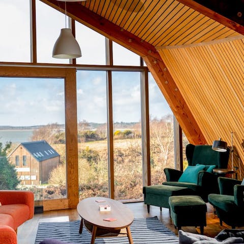 Cradle your coffee with a charming view across Lake Pier through the full-height glass frontage