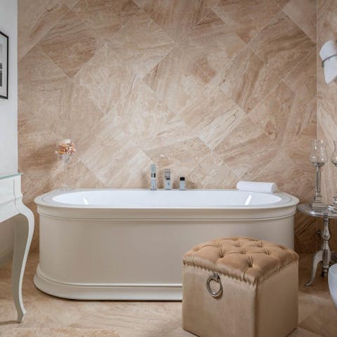 Finish the day with a relaxing soak in the en-suite bathtub 