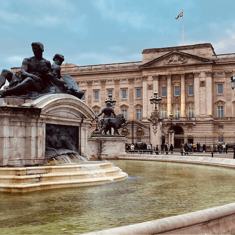Stay within easy reach of London's greatest landmarks – Buckingham Palace is twenty-five minutes away by Tube