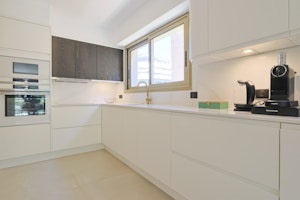 Gold Coast Avenue image 12