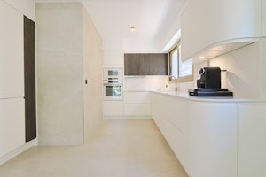 Gold Coast Avenue image 7