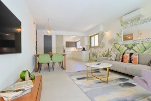 Gold Coast Avenue image 6