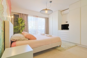 Gold Coast Avenue image 4