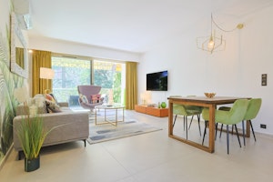 Gold Coast Avenue image 3