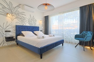 Gold Coast Avenue image 2
