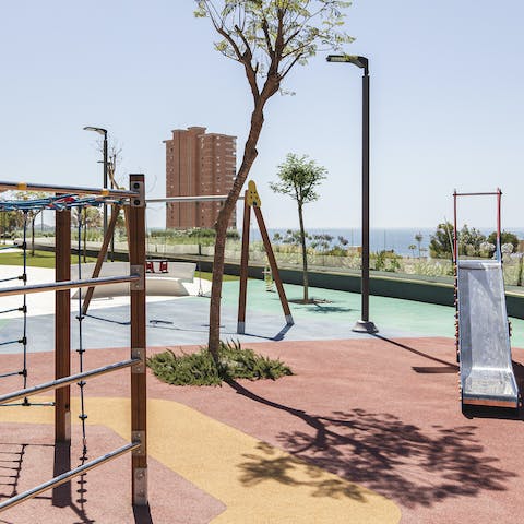 Let your children play on-site after a trip to Benidorm's old town, 1 km away