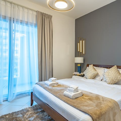 Feel a warm welcome from this light and stylish apartment