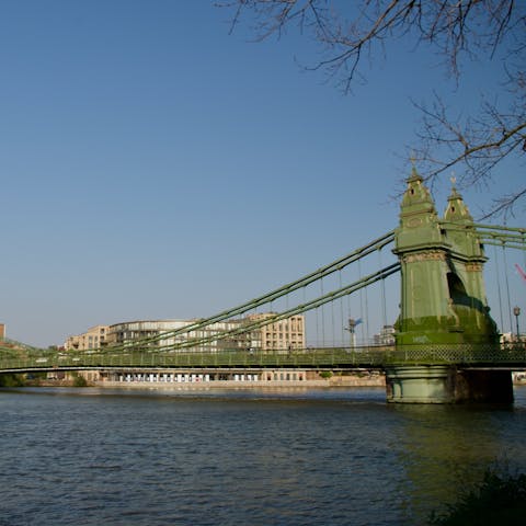 Walk to the banks of the Thames at Hammersmith in ten minutes