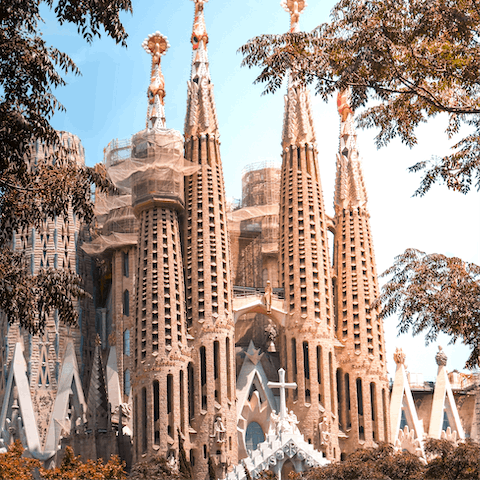 Walk just a minute to the stunning beauty of La Sagrada Familia