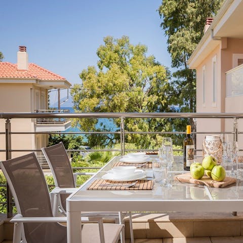 Serve up a wholesome brunch on the private balcony – mimosas optional