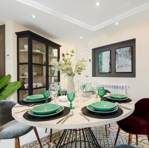 Enjoy a stylish dinner at home with friends