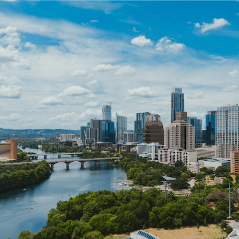 Drive into the centre of Austin in just twenty minutes