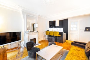 Elegant Paris Abode image 3