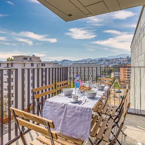 Enjoy homemade meals on the balcony with a view over the city and surrounding mountains