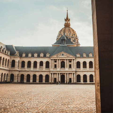 Stay in Invalides, close to shops, restaurants and landmarks