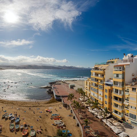 Step out your front door and be on Playa las Canteras in seconds, the perfect spot for swimming and sunbathing